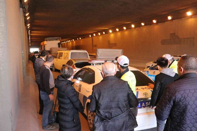 Kocaeli’de 7 Aracın Karıştığı Zincirleme Kaza Meydana Geldi