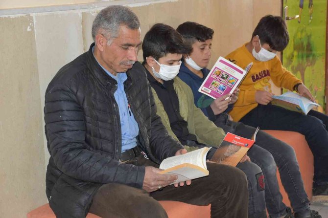 ’Kütüphanesiz Okul Kalmasın’ Projesiyle Öğrenciler Kitap Okuyor