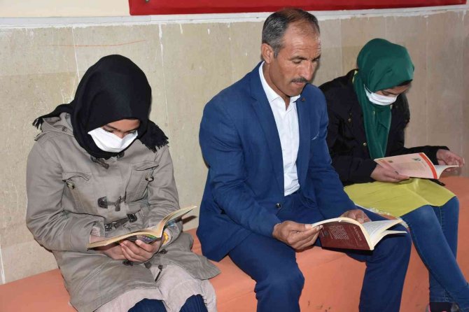 ’Kütüphanesiz Okul Kalmasın’ Projesiyle Öğrenciler Kitap Okuyor