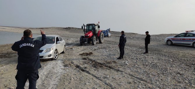 Otomobil İ̇skele Sahasında Çamura Saplandı