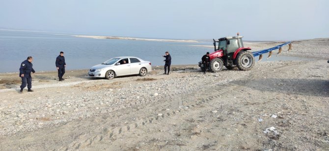 Otomobil İ̇skele Sahasında Çamura Saplandı