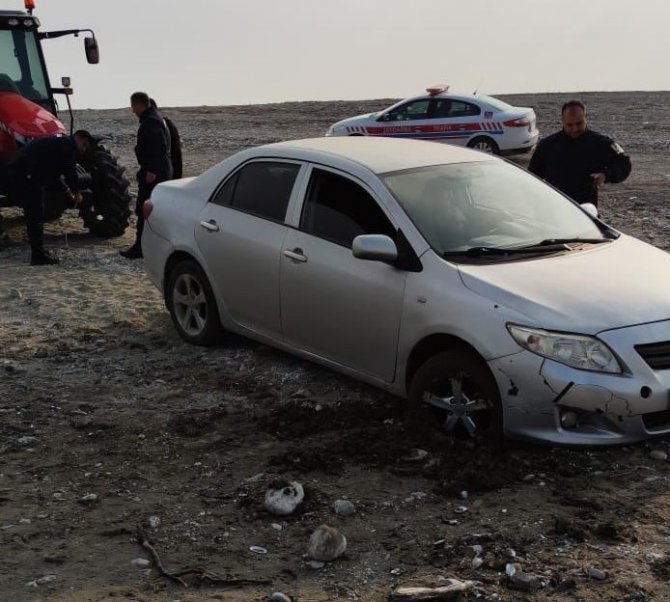 Otomobil İ̇skele Sahasında Çamura Saplandı