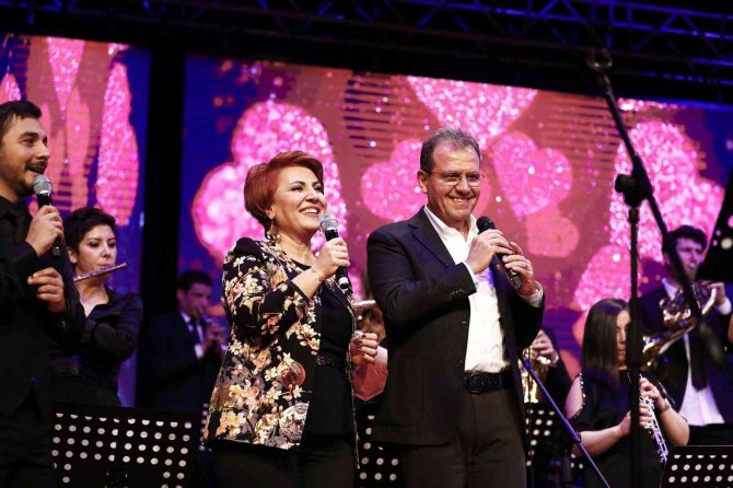 Başkan Seçer Ve Meral Seçer, ‘Sevgililer Günü Konseri’ne Katıldı