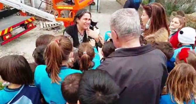Minik Öğrencilerin Kedi Kurtarma Heyecanı
