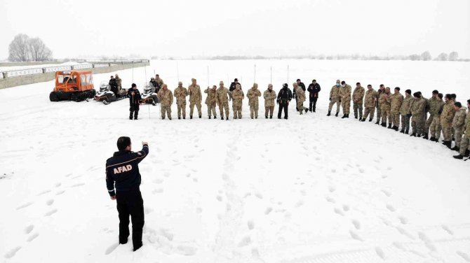 Muş’ta Güvenlik Korucularına ‘Çığ’ Eğitimi