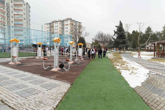 Melikgazi’nin Parklarında Spor Müsabakaları Yapılıyor