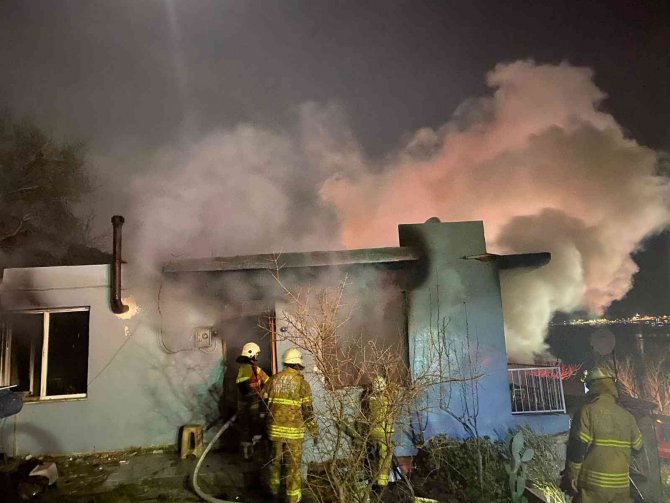 İ̇zmir’de Tek Katlı Bina Alev Alev Yandı