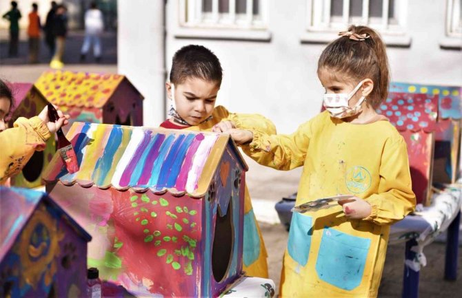 Minikler, Can Dostlarının Kulübelerini Renklendirdi