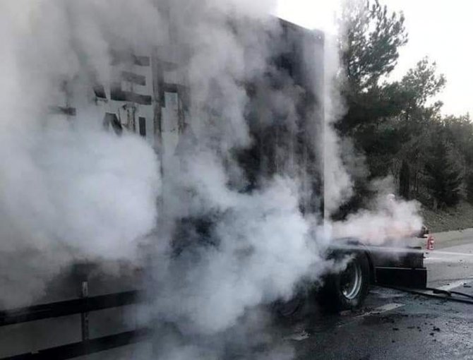 Yanan Tır Dorsesi Kullanılmaz Hale Geldi