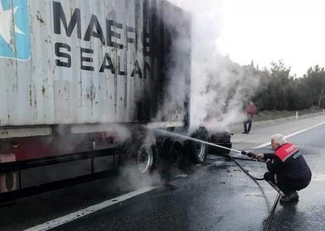 Yanan Tır Dorsesi Kullanılmaz Hale Geldi