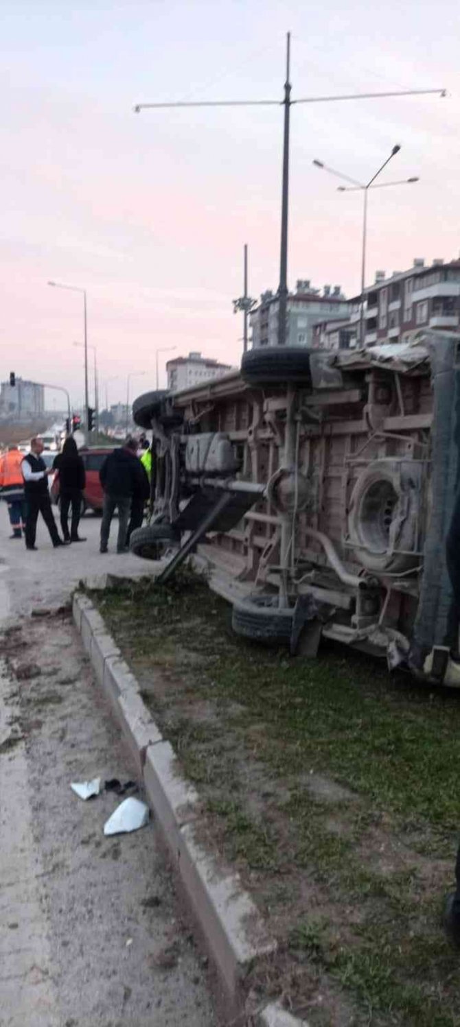 Yolcu Otobüsü İle Öğrenci Servis Çarpıştı: 16 Yaralı
