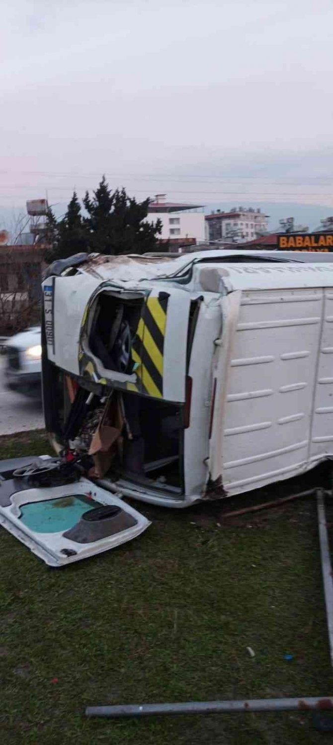 Yolcu Otobüsü İle Öğrenci Servis Çarpıştı: 16 Yaralı