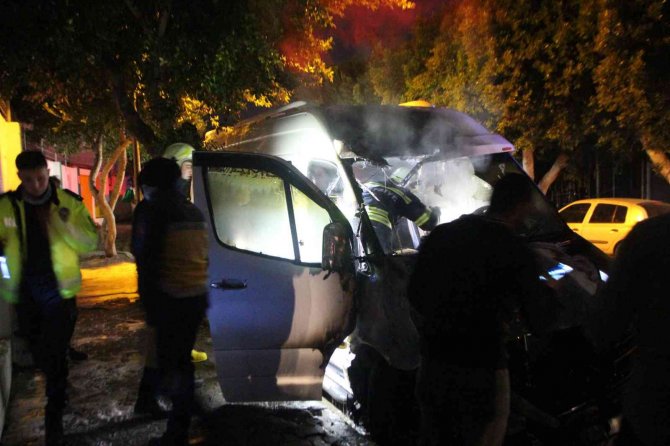 Park Halindeki Minibüs Yandı