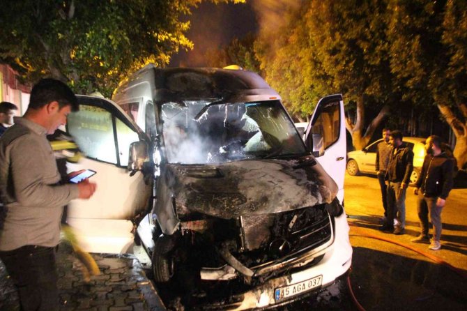 Park Halindeki Minibüs Yandı
