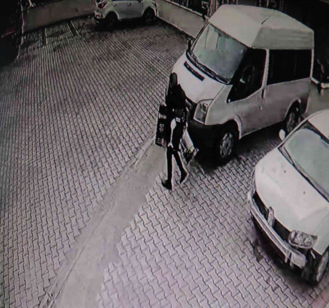 Pendik’te Korkusuz Hırsızlar 2 Gün Arayla Aynı Apartmanda Hırsızlık Yaptı