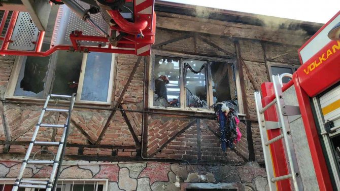 İ̇ki Katlı Ev Alev Alev Böyle Yandı