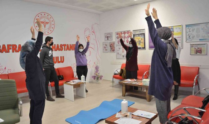 Baba Adayları Gebe Okulunda Eşleri İle Empati Kuruyor