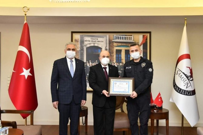 Yaşlı Kadını Alevler Arasından Sırtında Taşıyarak Kurtaran Polislere Ödül