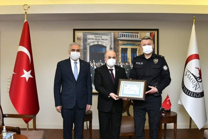 Yaşlı Kadını Alevler Arasından Sırtında Taşıyarak Kurtaran Polislere Ödül