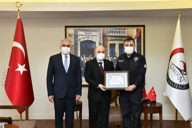 Yaşlı Kadını Alevler Arasından Sırtında Taşıyarak Kurtaran Polislere Ödül