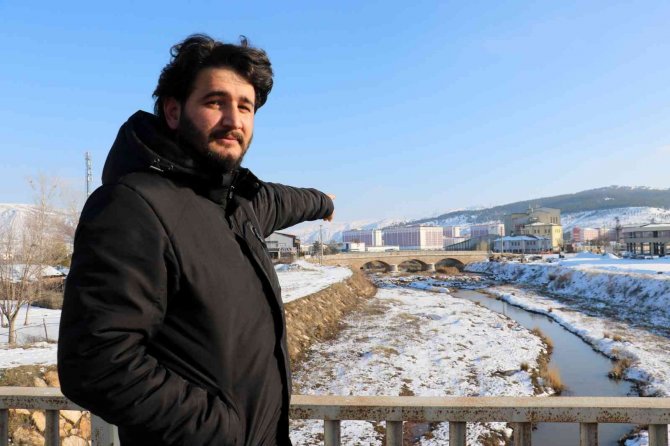 Tarihi Köprü Zamana Meydan Okuyor
