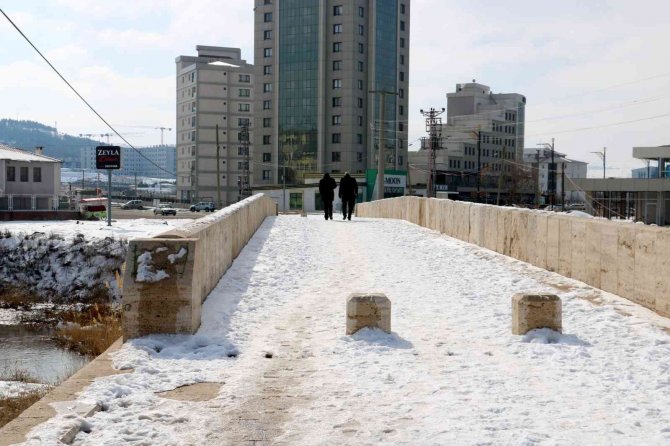 Tarihi Köprü Zamana Meydan Okuyor