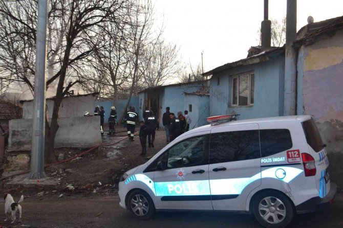 Mum Yakıp Uyudu, Evi Küle Döndü