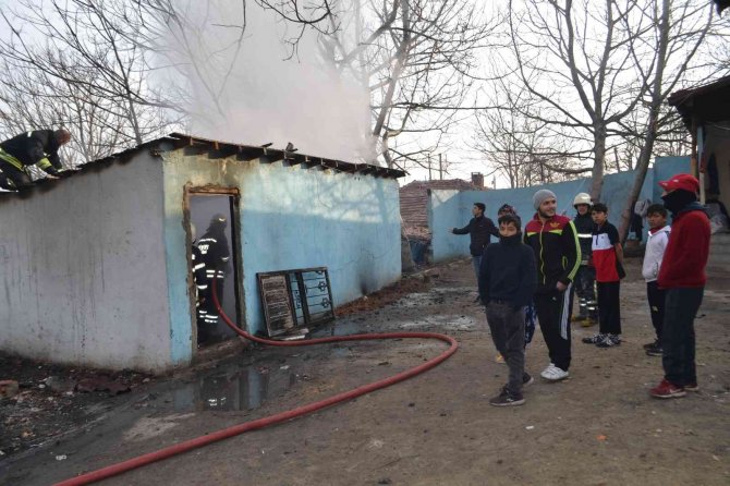 Mum Yakıp Uyudu, Evi Küle Döndü