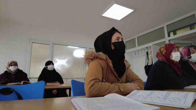 80 Yaşındaki Emine Ninenin Okuma Azmi