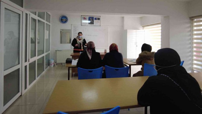 80 Yaşındaki Emine Ninenin Okuma Azmi