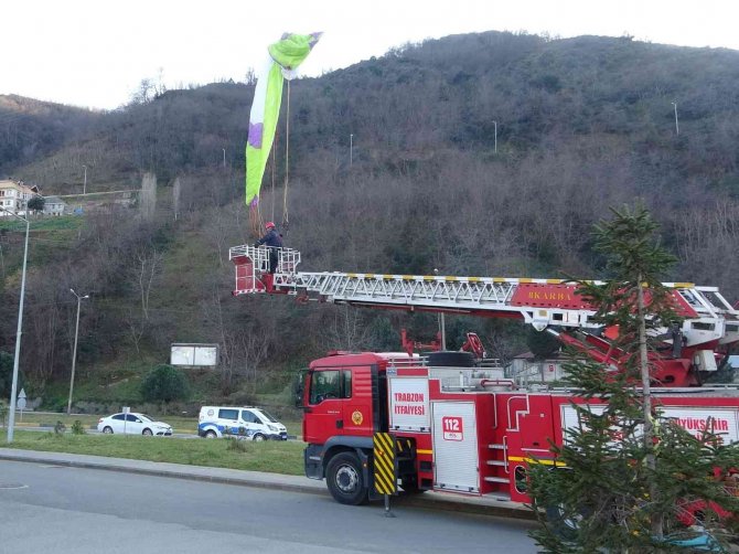 Trabzon’da Yamaç Paraşütçüsü Elektrik Tellerine Takıldı