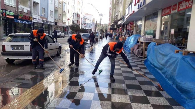 Sungurlu’da Kum Ve Tuz Katıntılarını Temizliyor