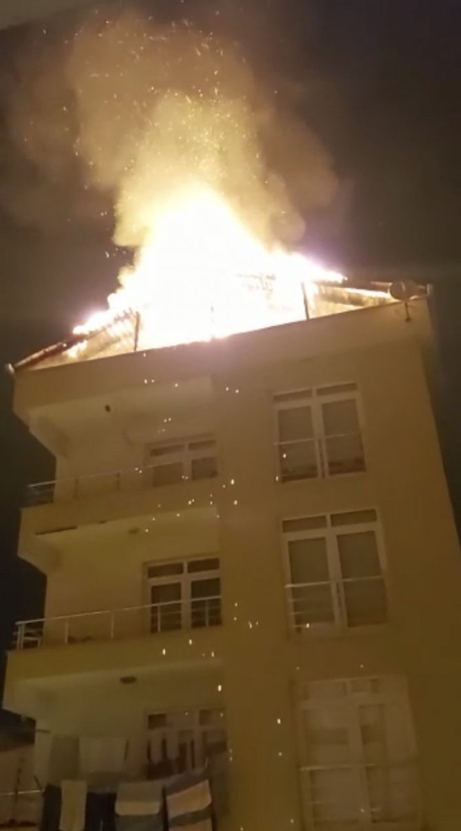Ümraniye’de Binanın Çatısı Alevlere Teslim Oldu