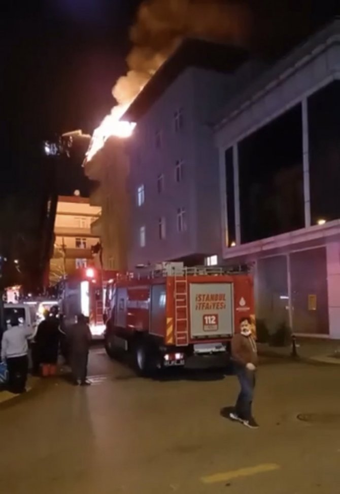 Ümraniye’de Binanın Çatısı Alevlere Teslim Oldu