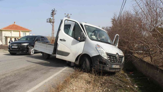 Kamyonetle Traktörün Çarpıştığı Kazada 3 Kişi Yaralandı