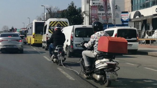 Üsküdar’da Tehlikeli Yolculuk: Akan Trafikte Motosikleti Halatla Çekti