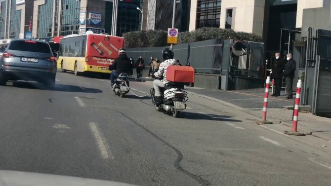 Üsküdar’da Tehlikeli Yolculuk: Akan Trafikte Motosikleti Halatla Çekti