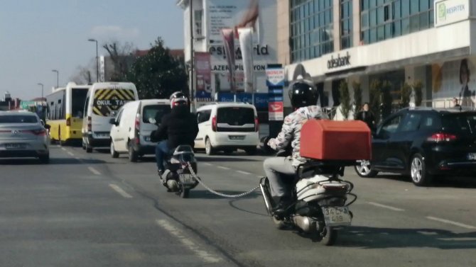 Üsküdar’da Tehlikeli Yolculuk: Akan Trafikte Motosikleti Halatla Çekti