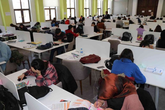 Yeni Kütüphaneyi 10 Günde 20 Bin Kişi Ziyaret Etti