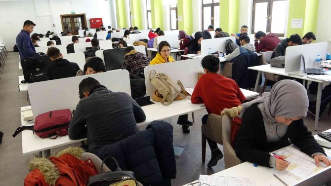 Yeni Kütüphaneyi 10 Günde 20 Bin Kişi Ziyaret Etti