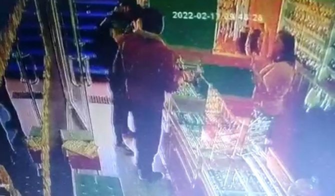 Esenyurt’ta Kuyumcuyu Soymak İstediler, İmitasyon Altınları Alıp Kaçtılar: Hırsızlık Anı Kamerada