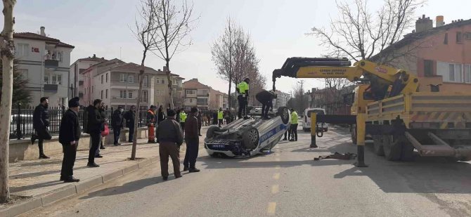 Çorum’da Ağaca Çarpan Polis Aracı Takla Attı