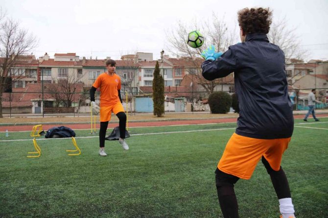 Genç Eldivenler “Milli Forma” İçin Aralıksız Mücadele Ediyor