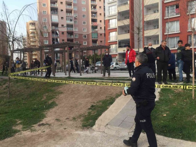 Platonik Aşık Dehşet Saçtı, Hançerle Öldürdü, Arkadaşını Yaraladı