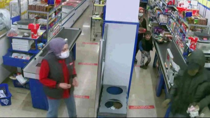 Bıçakla Kasiyeri Tehdit Edip Kasadaki 525 Lirayı Gasp Etti