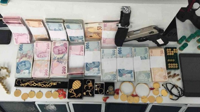 Yasadışı Bahisçilerin Evinden Servet Çıktı