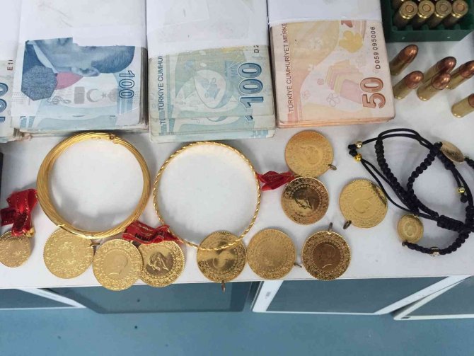 Yasadışı Bahisçilerin Evinden Servet Çıktı