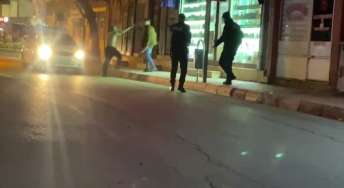 Husumetli Olduğu İş Adamını Vurdu, 2 Kişiyi Satırla Yaraladı