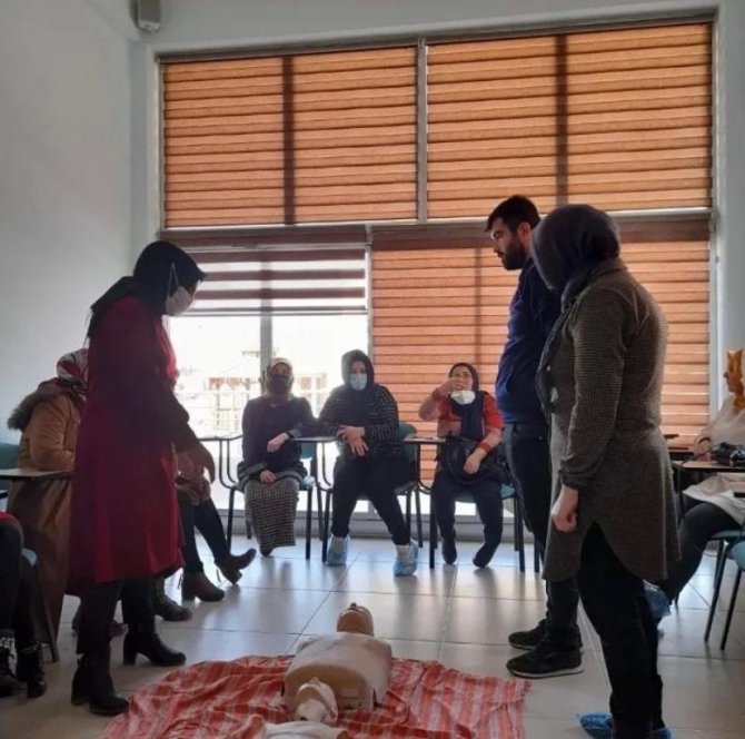 Kadınlara Temel İlk Yardım Eğitimi Verildi