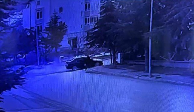 Görenleri Dehşete Düşüren Kaza Anbean Güvenlik Kameralarına Yansıdı